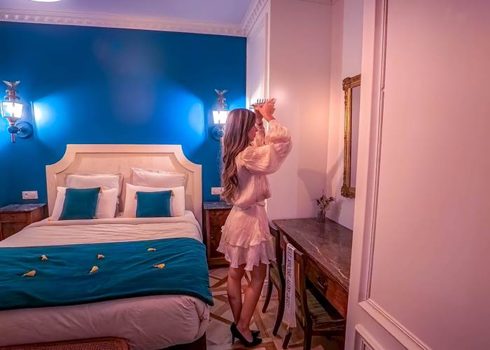 Moment féérique dans la chambre de princesse du Manoir du Colombier