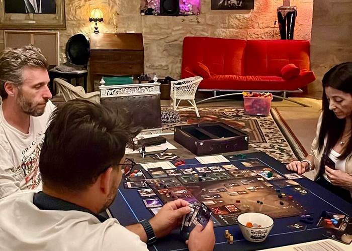 Soirée jeux dans le Château de Saint-Chamarand dans le Lot, ludothèque en accès libre dans le grand salon