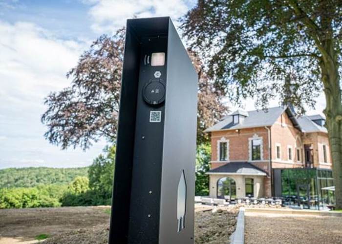 Electric vehicle charging station