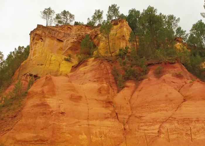 Falaise du sentier des ocres à Roussillon à l'automne - parc naturel du Luberon