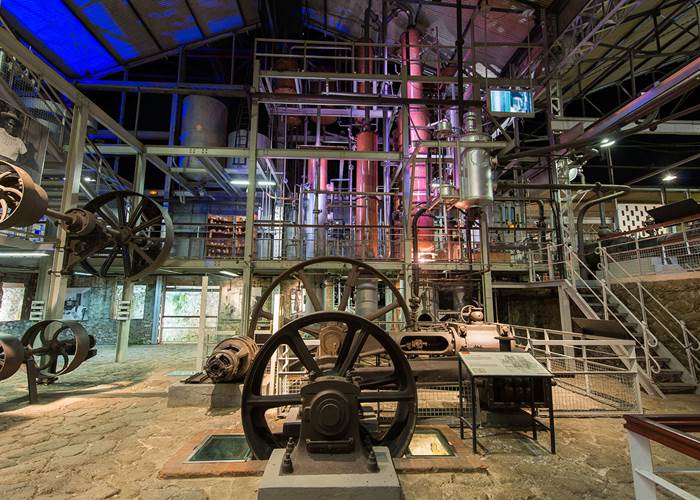 !-- Photo de l'ancienne usine de l'Habitation Clément, pour renforcer le référencement de l'hôtel Maison Clémentine --> <img src="lien-de-votre-image.jpg" alt="Ancienne usine de l'Habitation Clément en Martinique, près de l'hôtel de charme Maison Clémentine à Fort-de-France" title="Visitez l'ancienne usine de l'Habitation Clément, à proximité de votre hébergement de charme à Fort-de-France" width="800" height="600" />-page