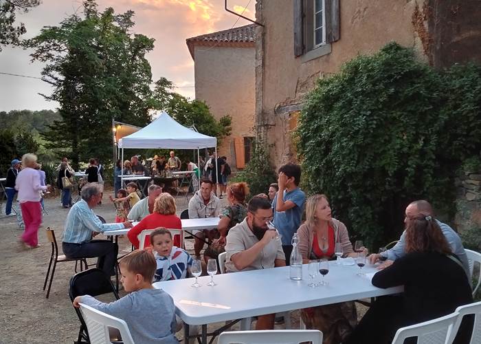 On déguste dans une ambiance authentique