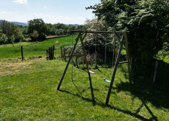 aire-jeux-enfants-campagne-aveyron.jpg