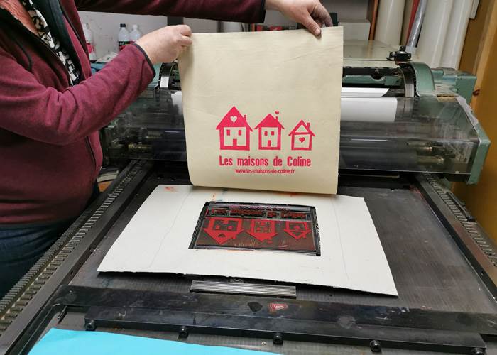 Impression en typographie sur toile de lin pour le tot bag