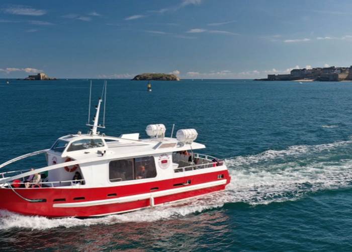 5) Prendre le bateau pour Saint Malo (@ Bateaux Rouges)