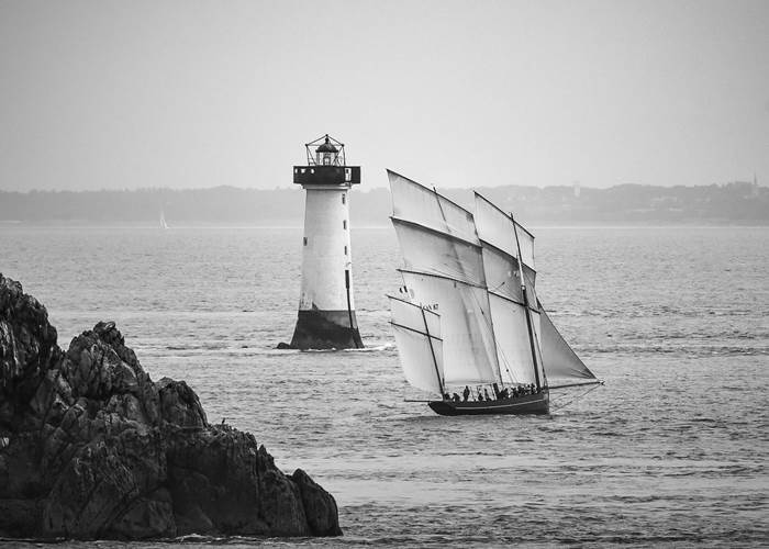 La bisquine canalise au phare du Herpin
