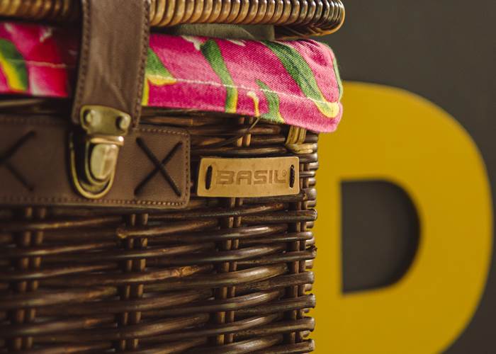 Livraison de votre petit déjeuner dans son panier devant la porte de votre chambre