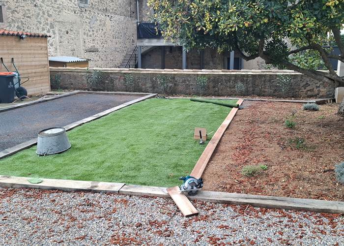 Aménagement en cours autour du boulodrome des Gîtes de Monte Blanco à Montblanc, plantations et pose du sol extérieur.-news