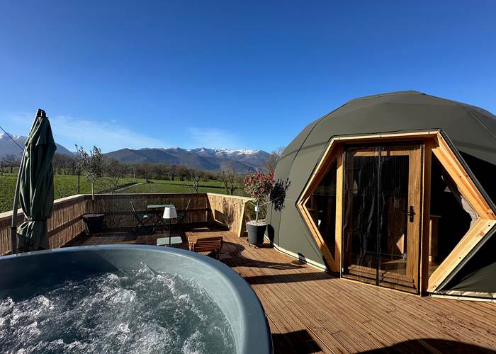 Terrasse privative avec bain nordique et vue panoramique sur les Pyrénées.