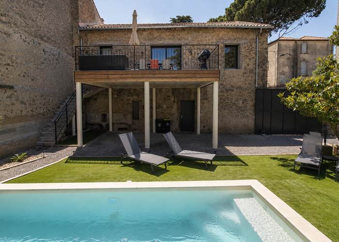 Le Petit Pressoir aux Gîtes de Monte Blanco à Montblanc, avec sa terrasse et sa piscine privée dans l’Hérault