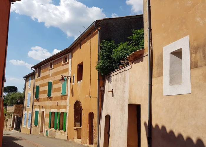 Colourful_facades_of_Roussiilon in Provence