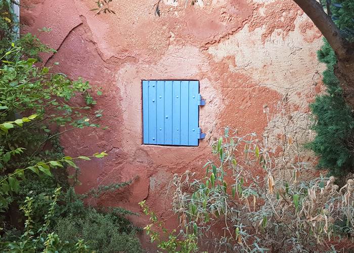 Fenêtre volets bleus et maison ocre Roussillon en Provence