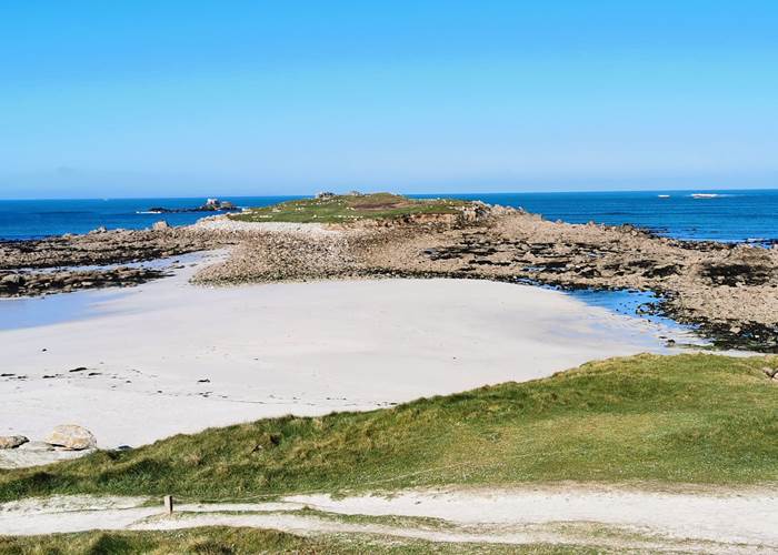 L'île Segal, la plage et le sentier côtier à 150 mètres des Chalets de Kerescar à Plouarzel