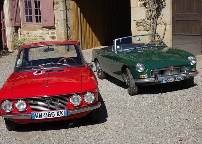 voitures anciennes de passage au Pradel