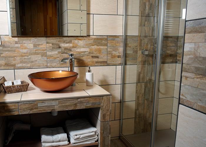 Douche moderne et vasque cuivrée