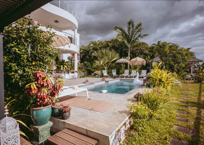 La piscine et la villa