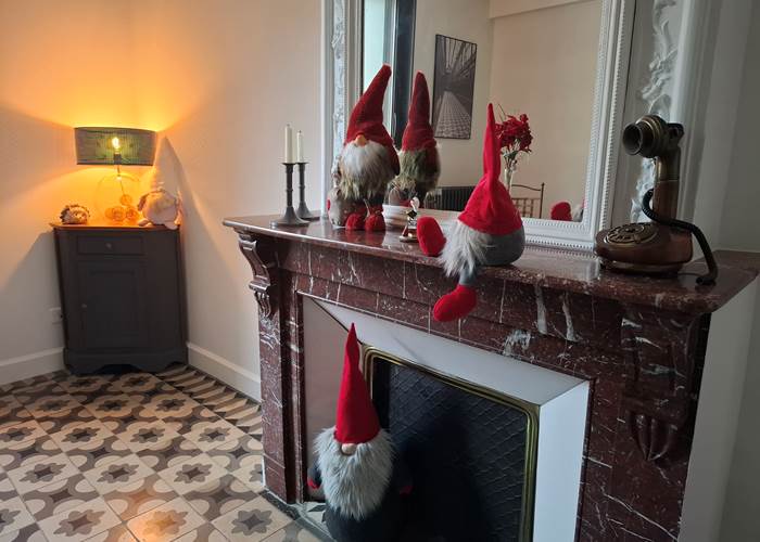 Salle à manger des Gîtes de Monte Blanco décorée pour Noël avec cheminée et gnomes en décoration.-news