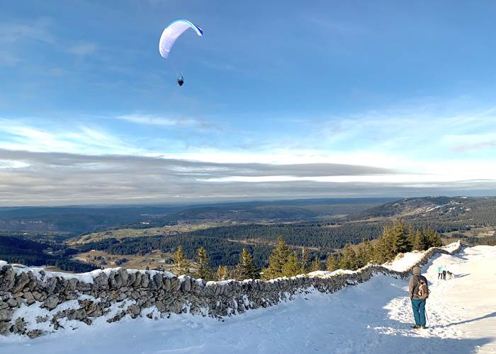 Parapente et vue depuis le sommet de la Dole