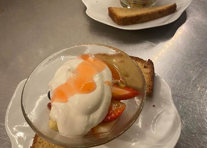 Salade de fruits, chantilly, coulis de fraises