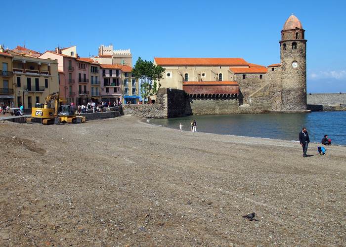 Collioure, la plage et sa célèbre église Notre-Dame-des-Anges