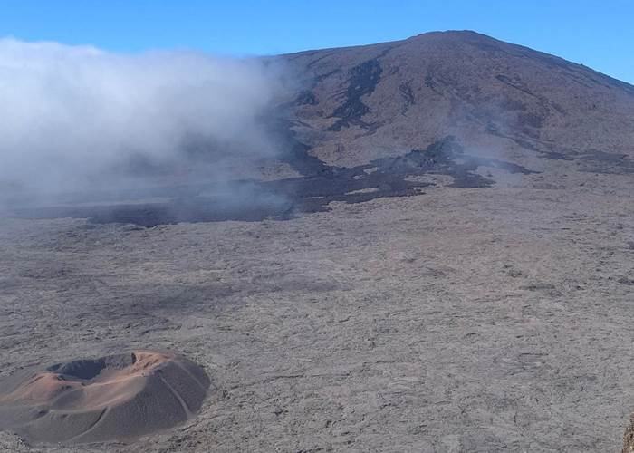 lenclos-fouquet-devant-le volcan-la-reunion-974.jpg