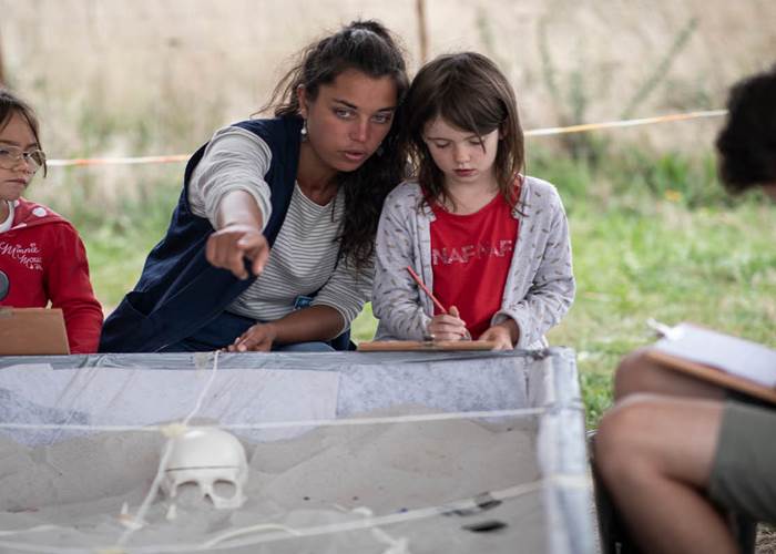 atelier enfant fouille Cairn de Petit Mont