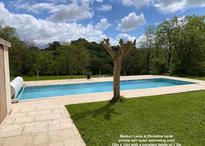Maison Lavie - piscine privee ensoleillee avec vue sur la campagne