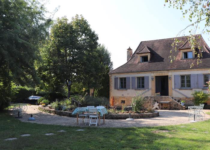 Les Charmes de Sarlat - Jardin vue maison et piscine 2
