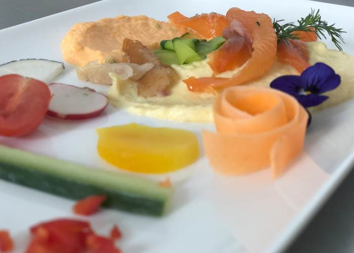 Mousseline de légumes du moment, carpaccio de poisson mariné, légumes pickles
