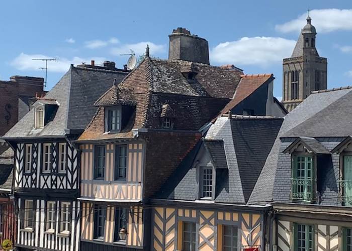 Dans le ciel la cathedrale veille