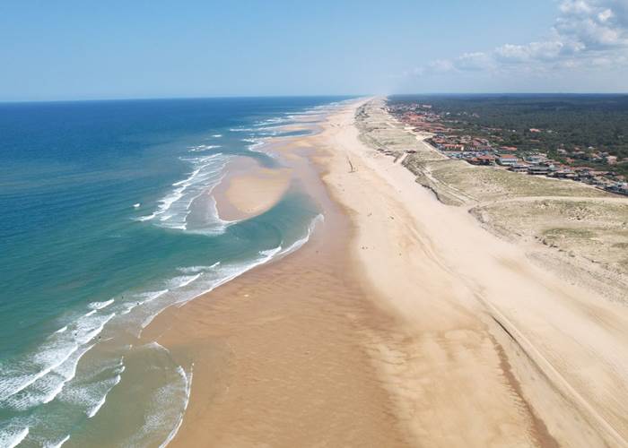 Plage immense de sable fin dans les landes