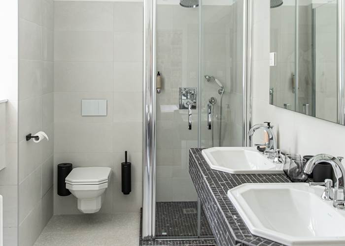 salle de bains double vasque, douche thermostatique et wc suspendu