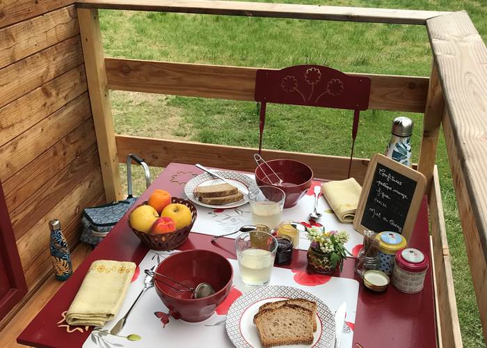 Le petit déjeuner sur la terrasse de La Roulotte