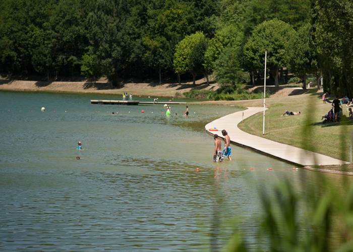 baignade_au_plan_deau_ecoute_sil_pleut_a_gourdon_-_c_lot_tourisme_-_c