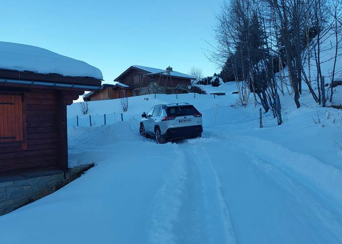 Notre voiture en haut du chemin prêt du chalet