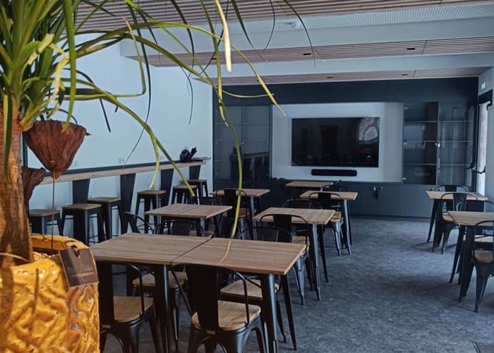 Salle du bar La Caisserie