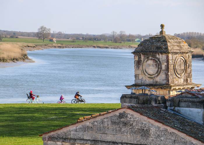 Balade à vélo sur l'arsenal de Rochefort, le long de la Charente