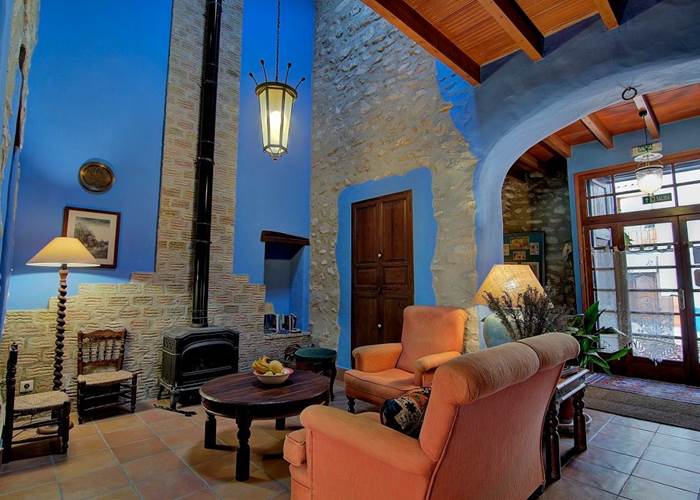 El salon y la chimenea