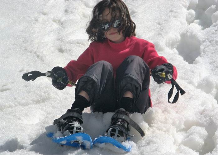 Glissade dans les tobogans de neige naturelle