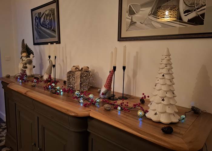 Salle à manger aux Gîtes de Monte Blanco avec décorations festives et ambiance chaleureuse.-news