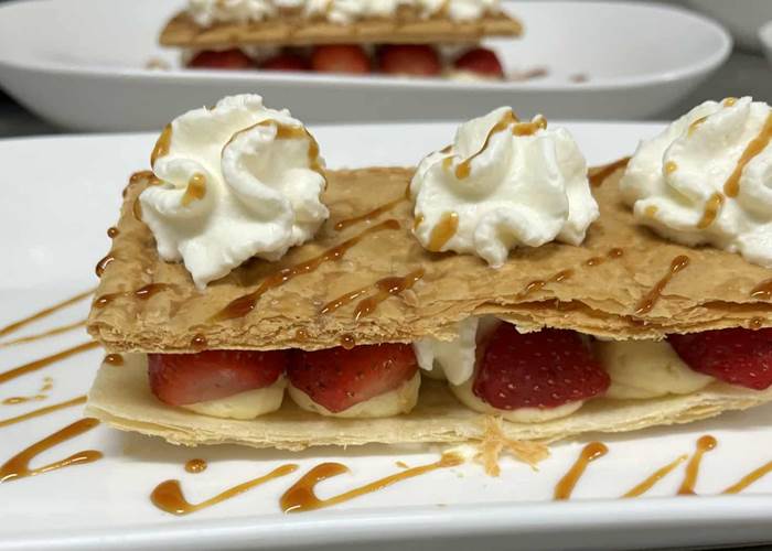 Douceur feuilletée aux fraises Hôtel Restaurant La Sapinière pied des pistes Saint Lary Soulan Hautes Pyrénées (65)