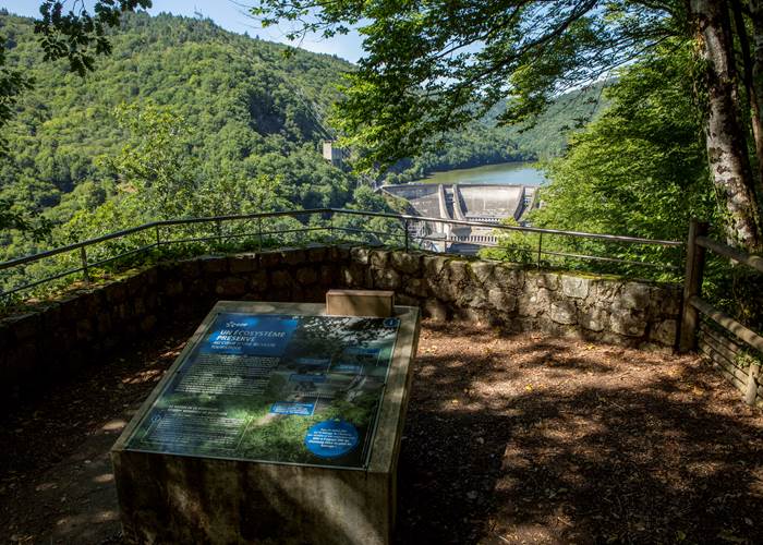 Belvédère en direction de Servières-le-Château.(Rive gauche)