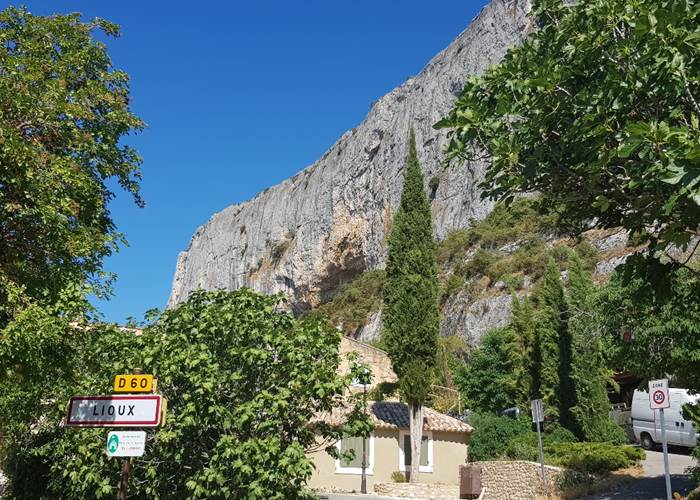 Village de Lioux aux pieds de l'imposante falaise de la Madeleine - gîtes Luberon Lub'heureux