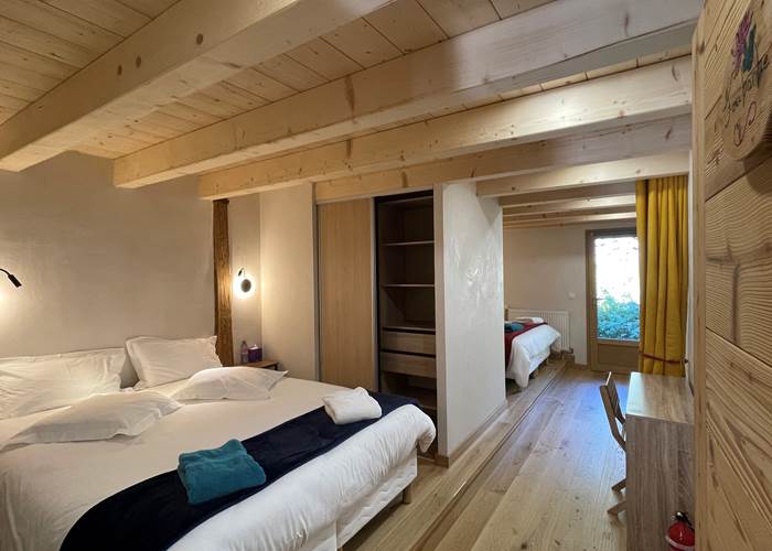 Chambre partagée Joubarbe 2 lit double bien séparé pour plus d'intimité, avec salle de bain et un accès extérieur direct au Jacuzzi.