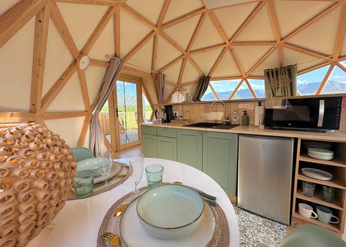 Cuisine aménagée, avec table pour un repas romantique