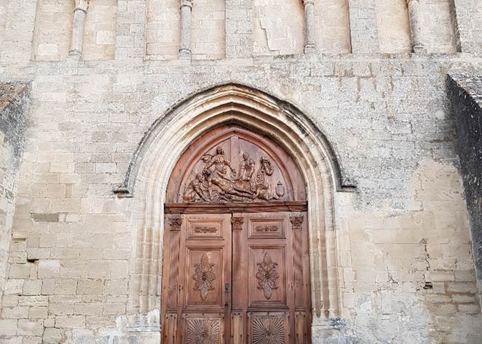 Saignon perron de l'église romane