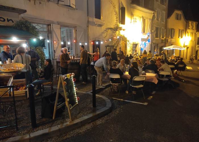 Maison d'hôtes  L'Amphitryon - Quelle ambiance sur la place !