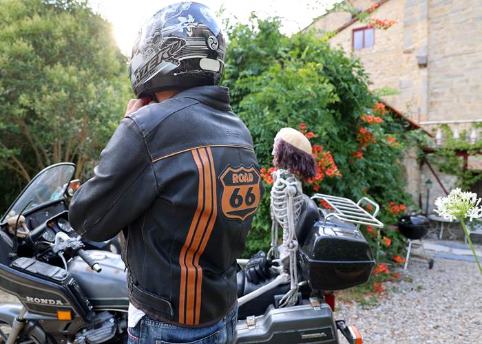 Motards arrivant au Château de Saint-Chamarand, relais et hébergement pour road trips dans le Lot