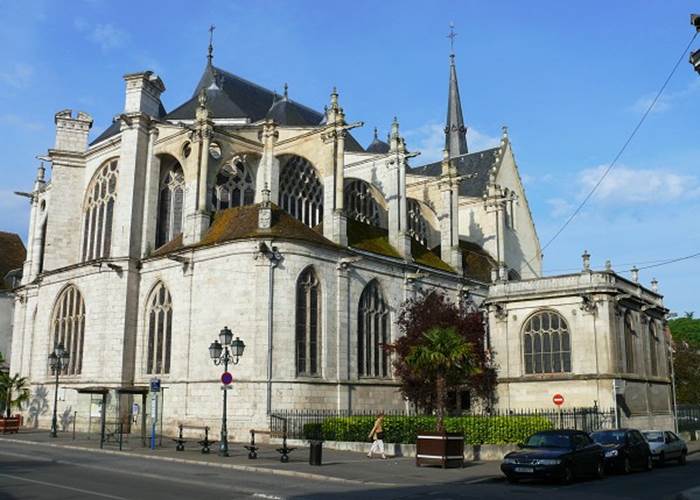 Eglise Sainte Madeleine (2 minutes à pied)