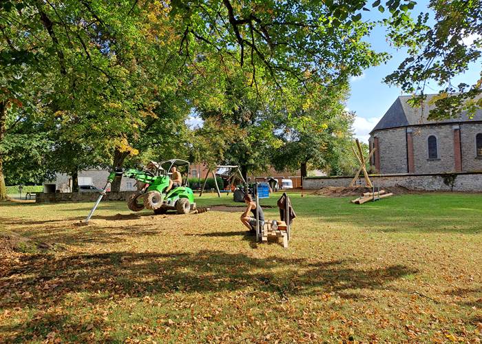 Construction d'une tyrolienne dans la plaine de jeux